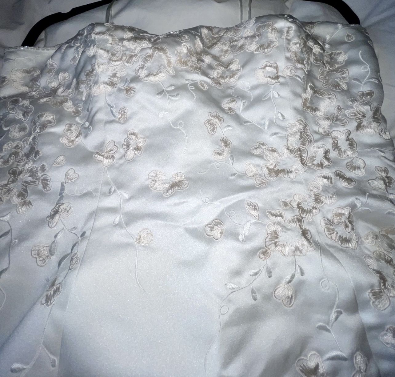 Wedding Dress Size 12 Brand New with tag Beautiful Long Train