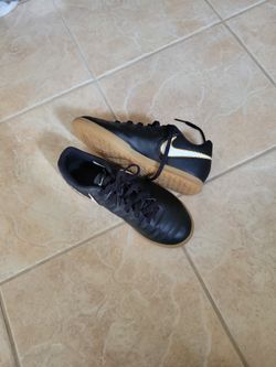 Nike Tiempo X Indoor Soccer Black Shoes Size 4.5youth