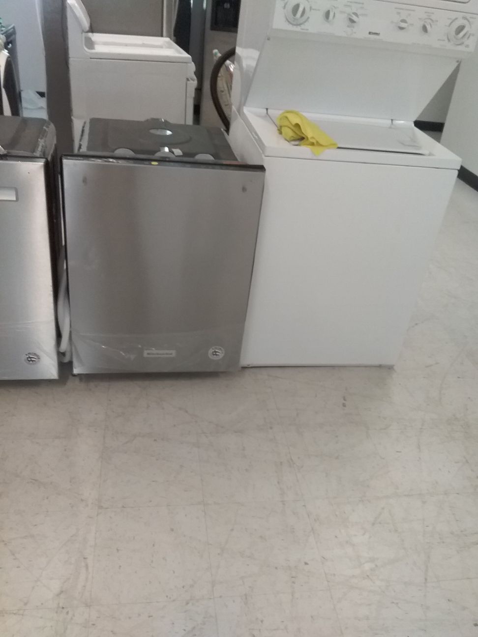 Kitchenaid dishwashers stainless steel new scratch and dents good condition 6 months warranty