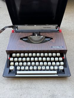 Royal Fleetwood Vintage Typewriter 