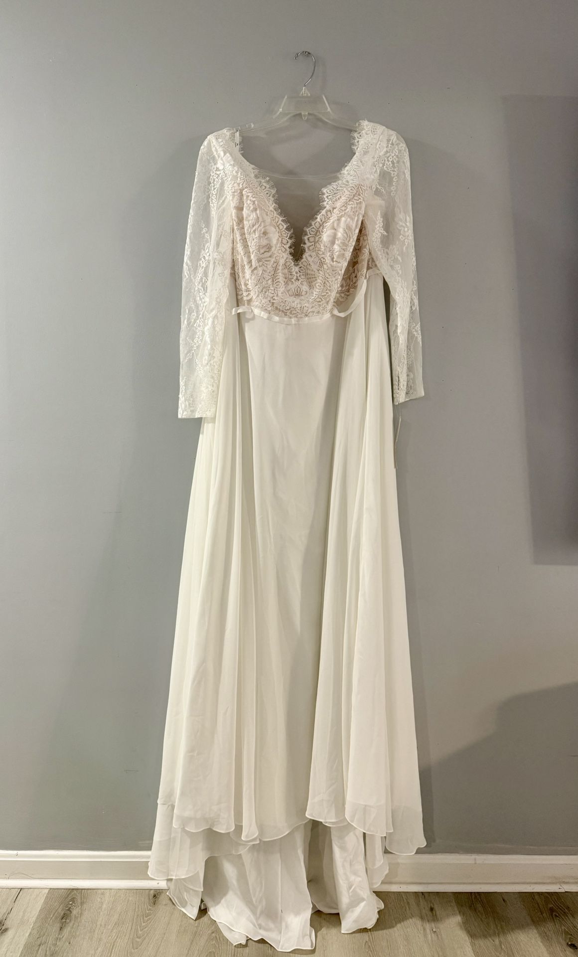 David’s Bridal Long Sleeve Plunge Lace Chiffon Wedding Dress-New