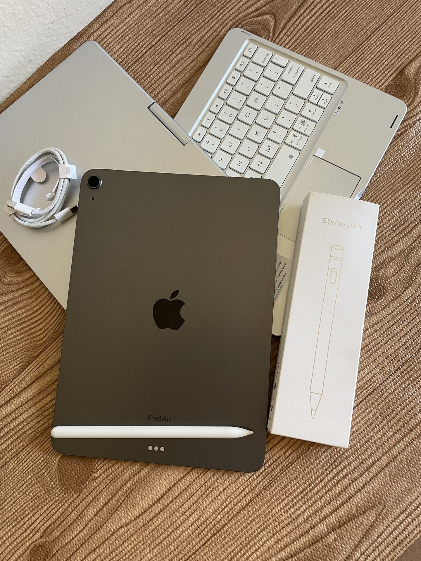 Apple iPad Air 5th Generation (M1 chip / 2022) 64GB with keyboard, pencil & Accessories