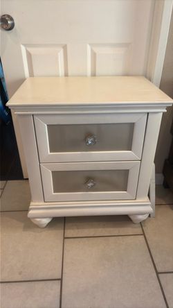 White 2 drawer Nightstand