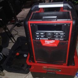 Milwaukee M18 Charger,  Music  