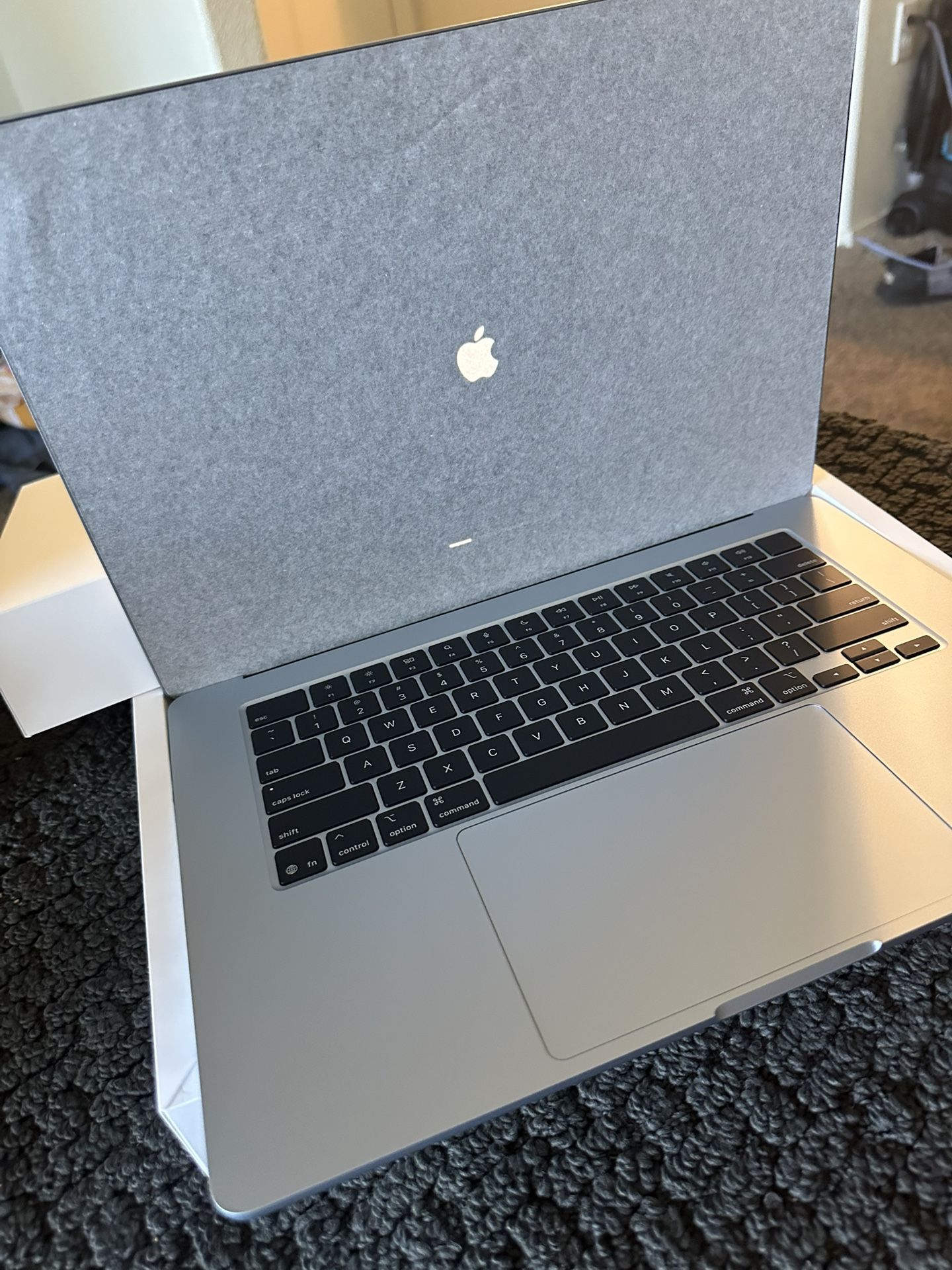 MACBOOK AIR