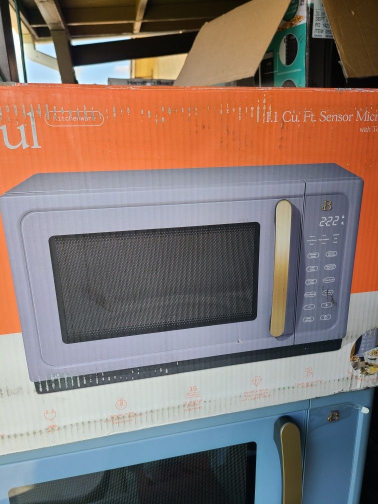 beautiful microwave 1000watts 1.1cu.ft read the description for Sale in  Rialto, CA - OfferUp