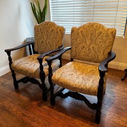2 Vintage-style wooden chairs