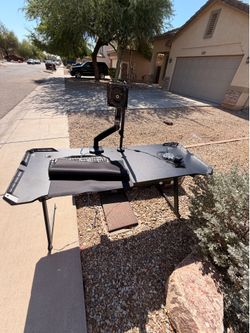 Gaming desk with monitor swivel