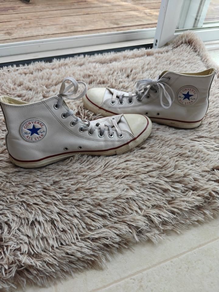 Chuck Taylor All Star Leather Unisex High Top Shoe M10/W12 132169C
