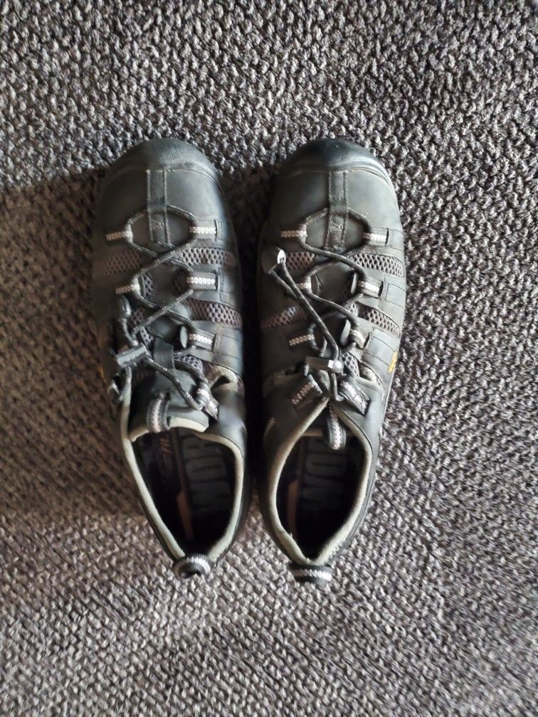 Keen steel toe shoe