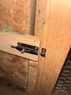 Chicken latch