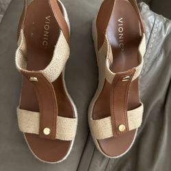 Vionic High Heal Open Toe Sandles Size 9 1/2