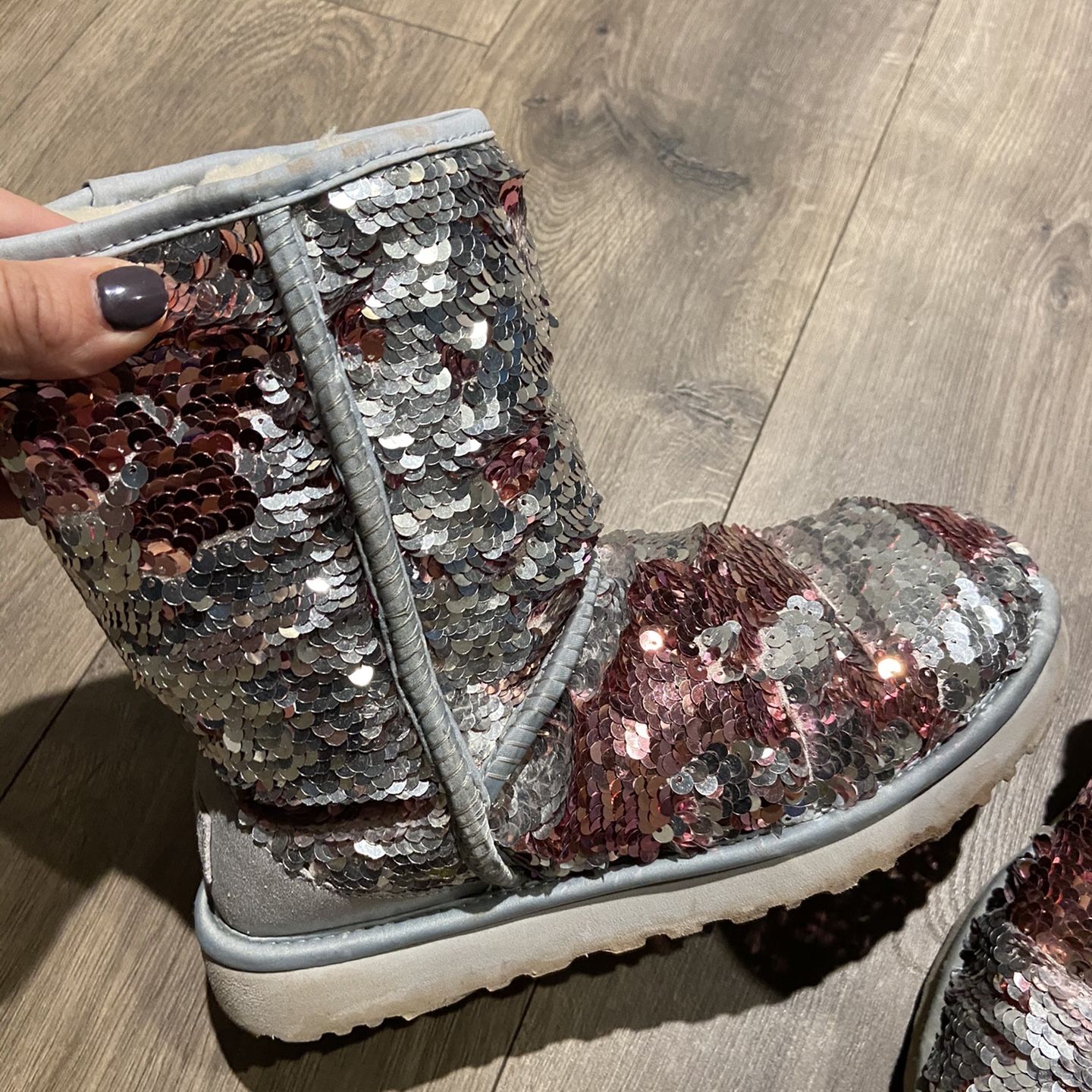 Ugg’s Original Sparkle Boots Two Tone Color Gray And Red Beautiful