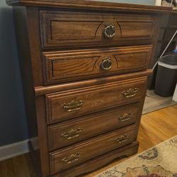 BROYHILL CHEST OF DRAWERS 