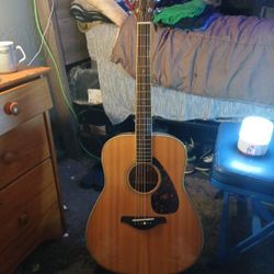 YAMAHA ACCOUSTIC GUITAR