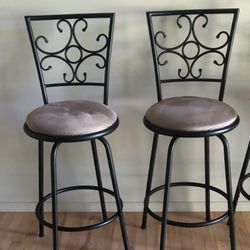 2 Counter Height Barstools / Swivel 