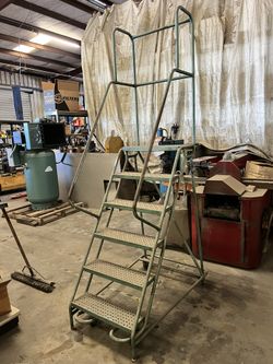 Mobile Locking Step Ladder