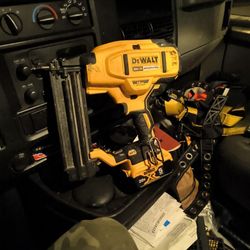 DeWalt XR 20V  18g Cordless Finish Nailer W 29v Battery 5ah