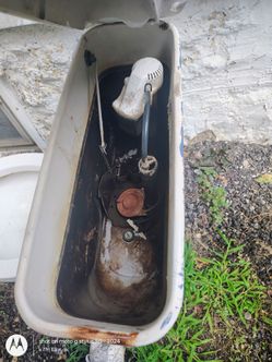 Toilet Tank with Internal Hardware