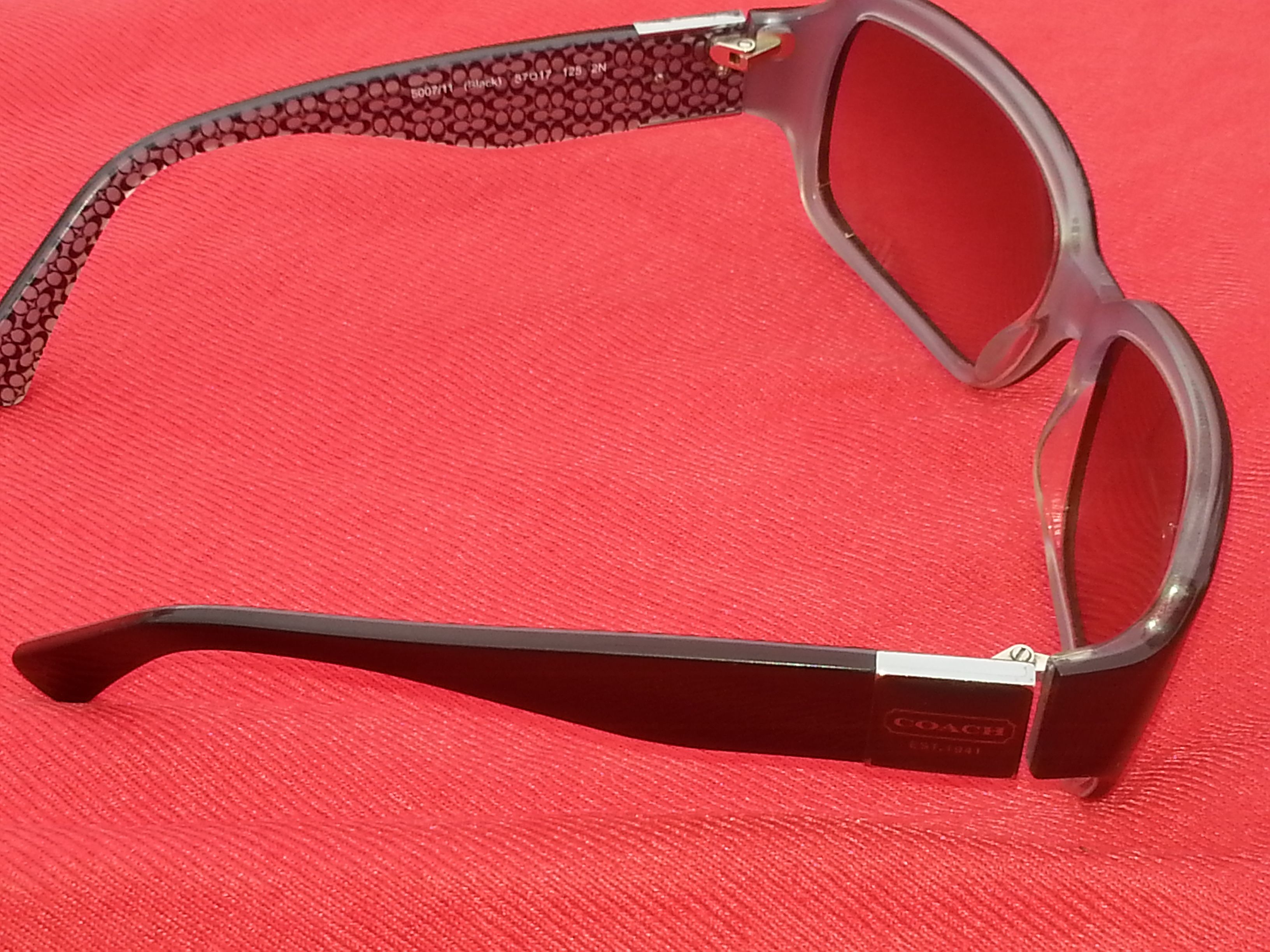 Women's coach sun glasses. For sale! Hc 8024 (l900 delphine)