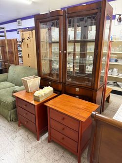 BEAUTIFUL 2pc CHINA CABINET DISPLAY CURIO CASE