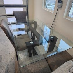 ALMOST NEW GLASS TABLE TOP WITH 4 CHAIRS