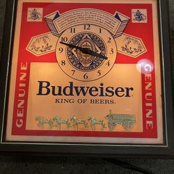 Vintage Budweiser Clock With Light Golden Cyldedale Horses