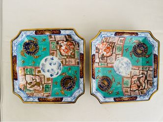 yPair of Asian Porcelain Decorative Dishes