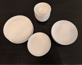 Dinnerware Set *check my page - huge houseware sale*