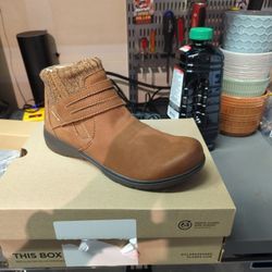 Clarks Carleigh Lane Boots  - Women's Size 8 Wide 