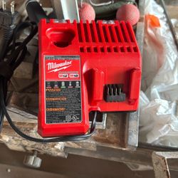 Milwaukee Charger 12/18v