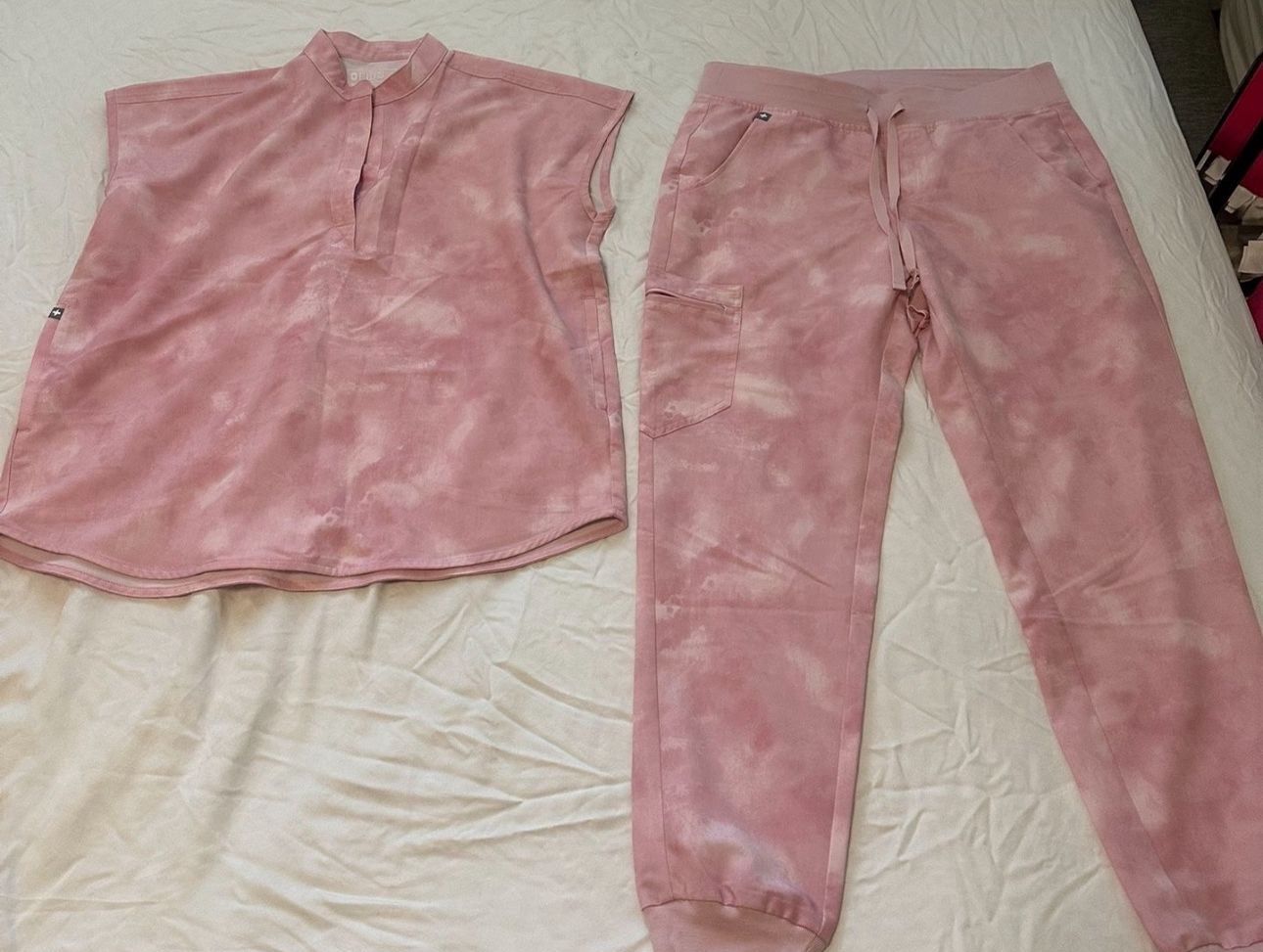 FIGS Scrubs Women’s Color Marble Rose Set
