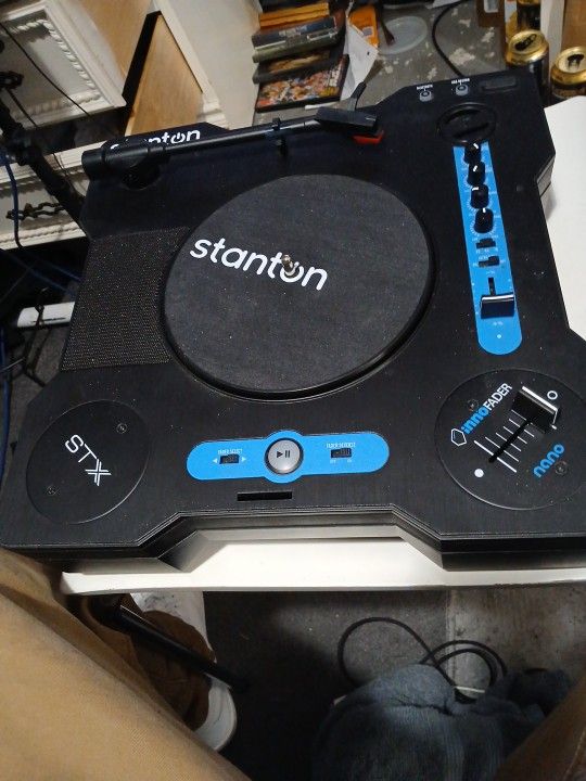 STANTON STX PORTABLE TIRNTABLE