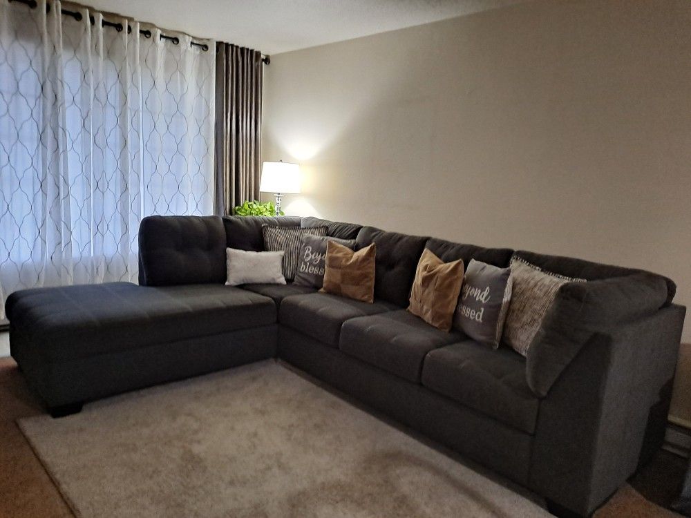 couches Ashley gray sectional, in excellent condition.