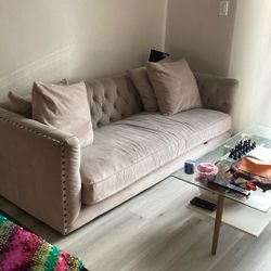 Couch With 4 Pillows 