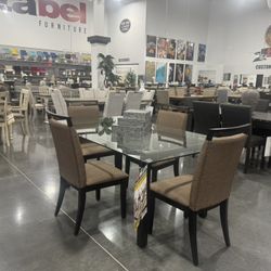 5 Piece dining table set / Includes: Include: Table and 4 chairs. 