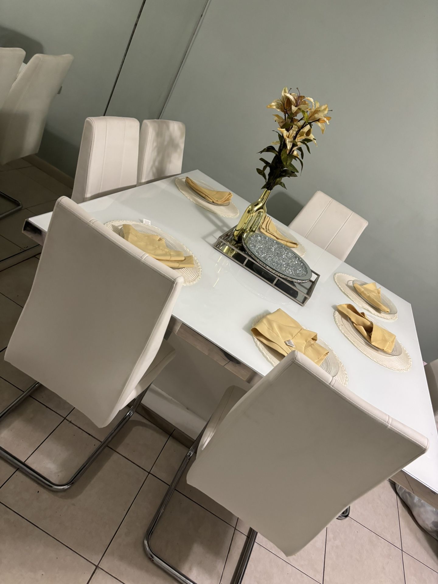 Clean White Table With 6 Chairs
