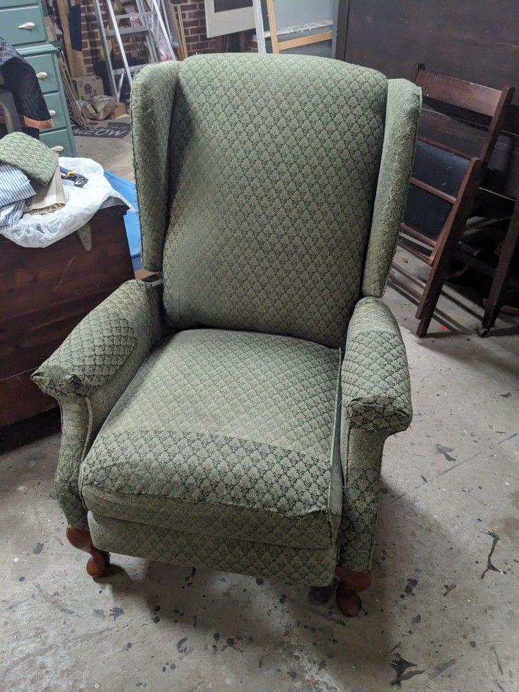 Lazy Boy Recliner, Needs Slipcover