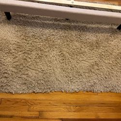 שטיח בינוני נקי ובמצב חדש לגמרי