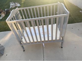 Folding portable crib
