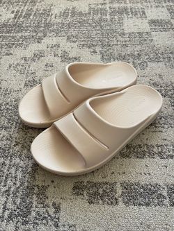 OOFOS OOahh Recovery Slide sandals in the Dune colorway Size 8