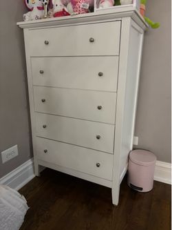 five piece drawers, white, spacious for clothes!