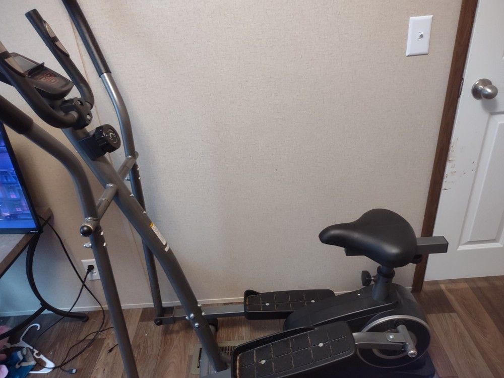 Weslo WLEL32115 Momentum G 3.2 Bike/Elliptical 2-in-1 Hybrid Trainer