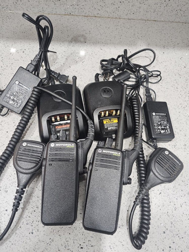 2 X MOTOROLA XPR 6100 UHF 403-470 MHz 4W 32CH Digital Two Way Radios w/Speaker Mics-Black