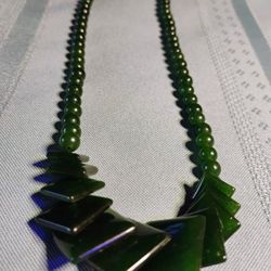 NATURALLY BEAUTIFUL! SUCH A GORGEOUS AND NATURAL GEMSTONE, THIS ART DECO, BLACK AND BEAD, NATURAL GREEN JADE 18"