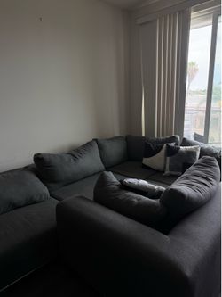 COUCH COME PICK UP ONLY $50 (GREY/GRAY)