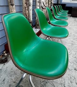 Eames DSS Fiberglass Shell Chairs — Herman Miller, 1969 - Set of 8