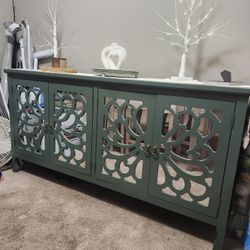 Like New Buffet/Side Board/TV Stand/Entryway