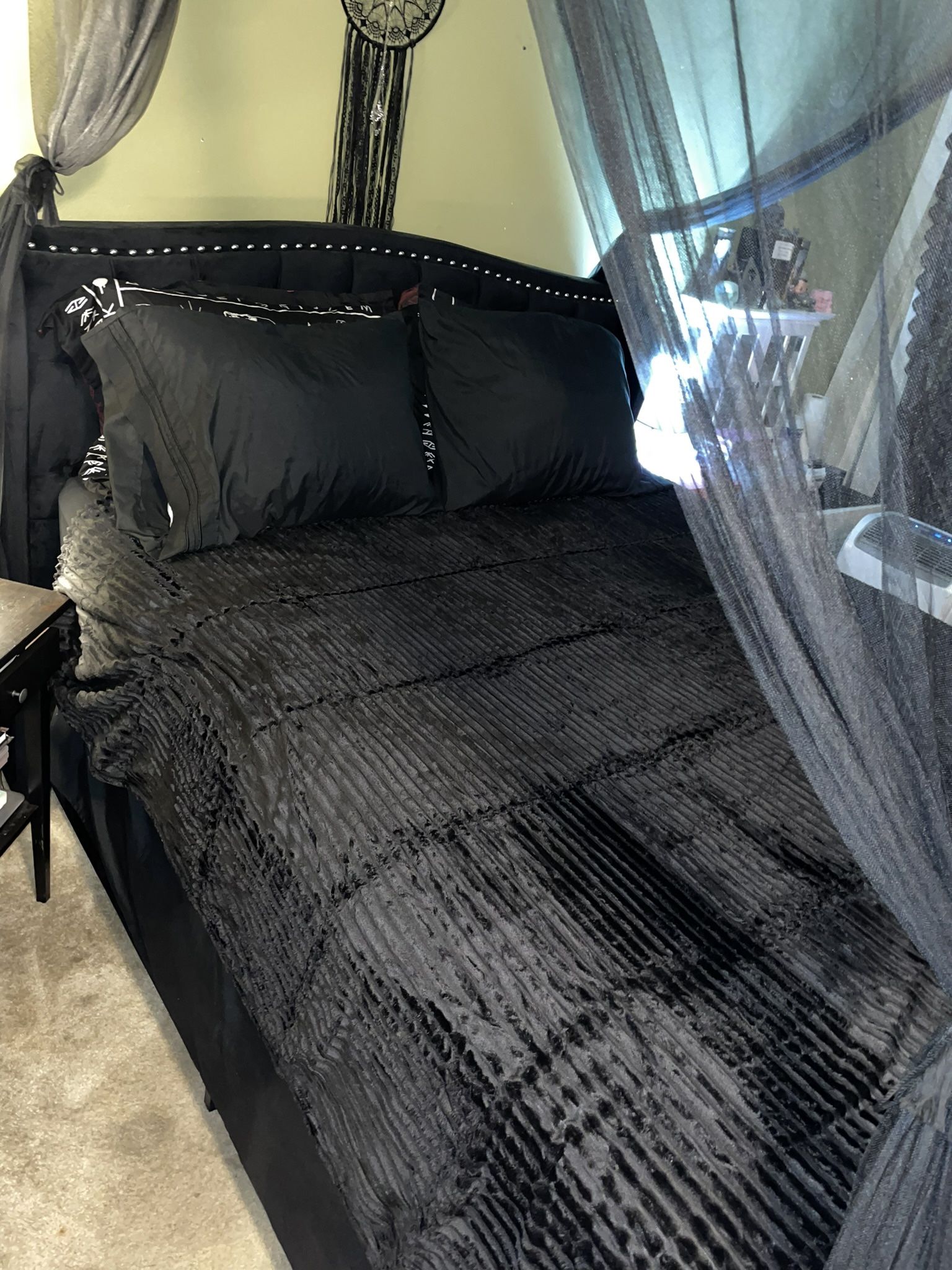 Queen Size Black Velvet Tufted Nailhead Bed Frame 