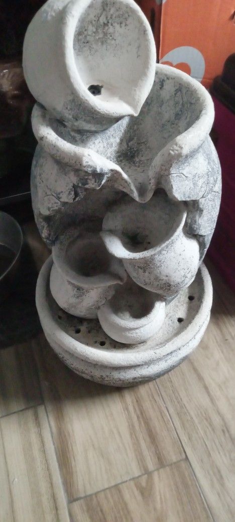 Water Fountain Solib No Crack Or Chips